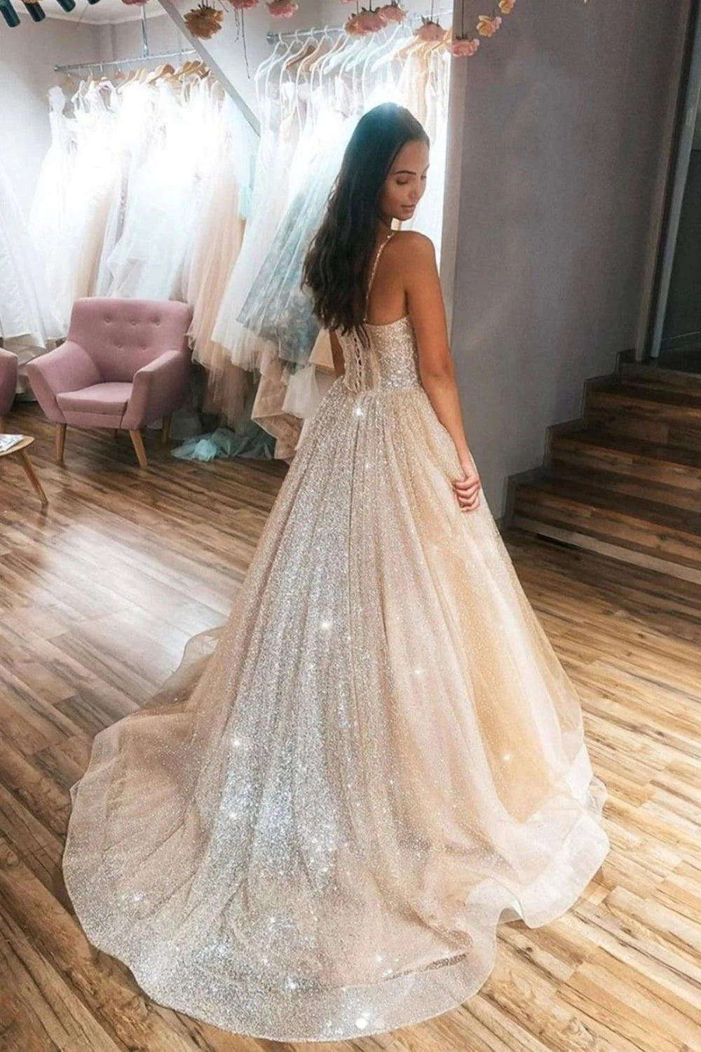 Vestido de fiesta largo rosa con tirantes finos y corte princesa en A